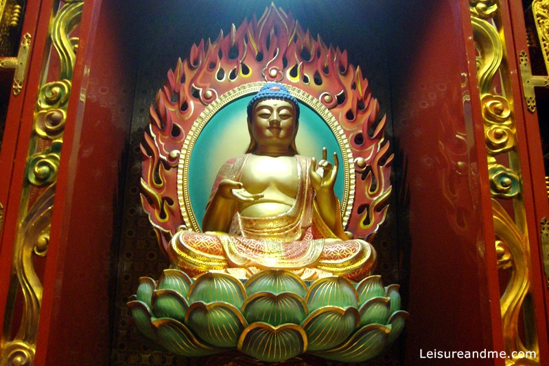 Hundred Buddhas in Buddha tooth relic temple and museum